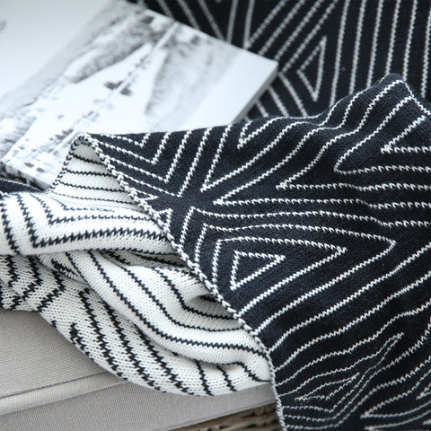 Doppelseitige geometrische Decke aus Baumwolle – gestrickter Komfort im nordischen Stil mit schickem dreieckigem schwarzem Design