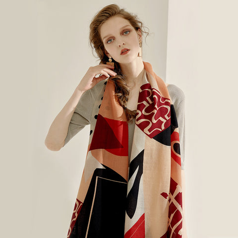 Wełniany szalik - impresjonistyczna elegancja z abstrakcyjnym wzorem w kolorze czarno-różowo-czerwonym