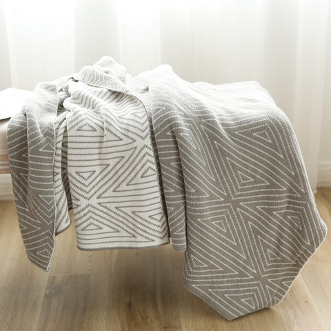 Doppelseitige geometrische Decke aus Baumwolle – gestrickter Komfort im nordischen Stil im schicken dreieckigen grauen Design